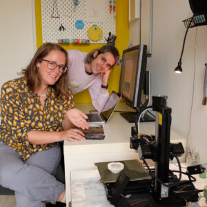Pim en Nynke in hun 3Dprint kamer lachen naar de camera.